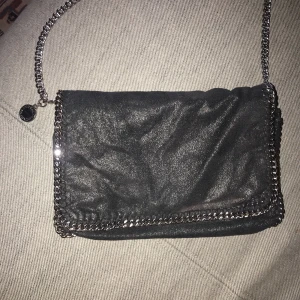  - Stella McCartney liten väska.