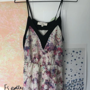  - Jumpsuit från Topshop. Sparsamt använd. Väldigt fin!