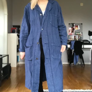  - Lång blå kappa från MANGO i linne. Använd fåtal gånger. Möts upp i Stockholm annars tillkommer frakt! 