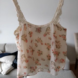  - Superfin croptop från F21. Köpt i London. Strl S men den hade nog passat allt från XS till M, svårt att säga. Kort topp med fint mönster och broderade/stickade axelband. Tunt, fint och skirt material. Perfekt till sommaren. Skriv vid frågor! :)