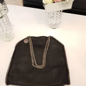  - Liknande stella mccartney väska  slang läder