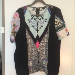  - Fin tshirt med blixtlåsdetalj i ryggen