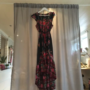  - Lång tunika öppen i fram 