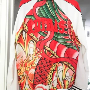  - Gaaaash! Älskar egentligen den här så mycket but this bitch needs money😖😘 Adidasjacka från Rita Oras kollektion. Sparsamt använd🌟