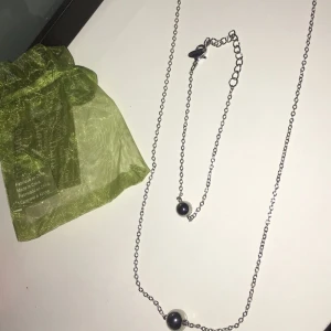  - Oanvänt! Matchande armband med halsband. Vet inte om det är äkta silver eller inte, därav priset!   Frakt går förmodligen på 9kr då det får plats i ett kuvert :) 