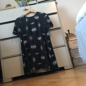  - Mönstrad klänning i tunt tyg. Ostruken på bilden 🌚🐾