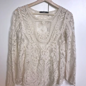  - Spetstopp med vida ärmar från Bik Bok