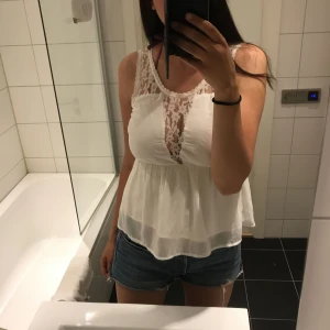  - Vit topp från Vila