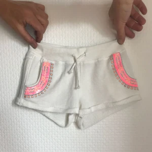  - Sommarshorts från Lindex! Väldigt snygga nu på sommaren när man har lite färg😋 du får betala 27kr frakt om det behövs👍🏼