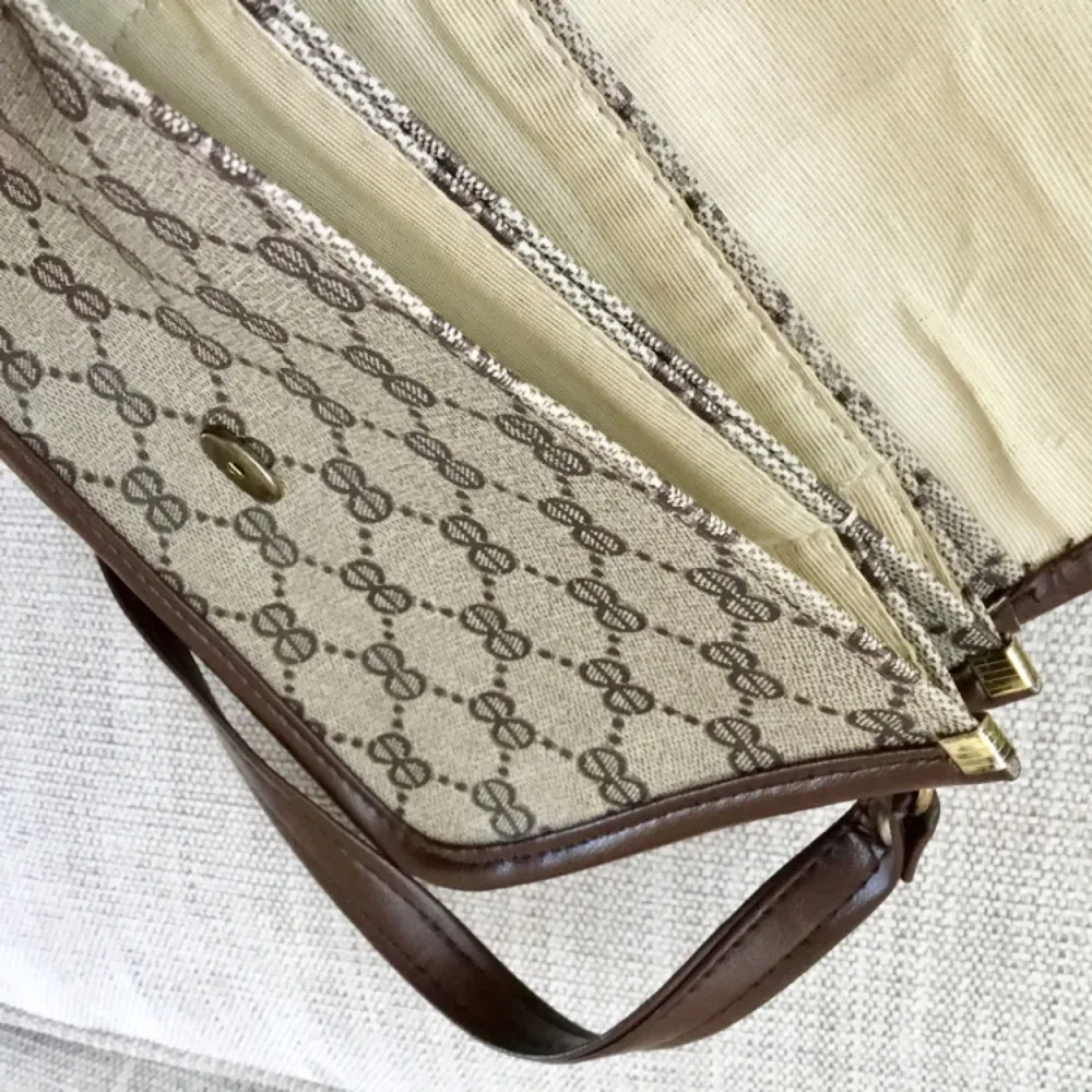 Snygg fake Gucci väska. Den är vintage och ser väldigt lyxig ut. Ej sliten, ser väldigt ny/fräsch ut. Säljer för 170kr + frakt eller mötas upp i Stockholm . Väskor.