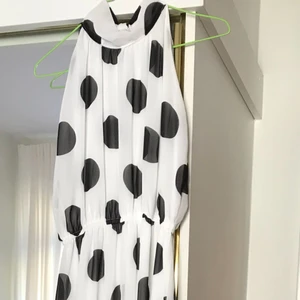  - Prickig lång sommarklänning med hög krage man knyter bak...Passar en S eller M