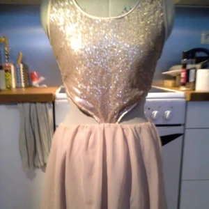  - Klänning med paljetter och cut-outs från Nelly. Stl S.