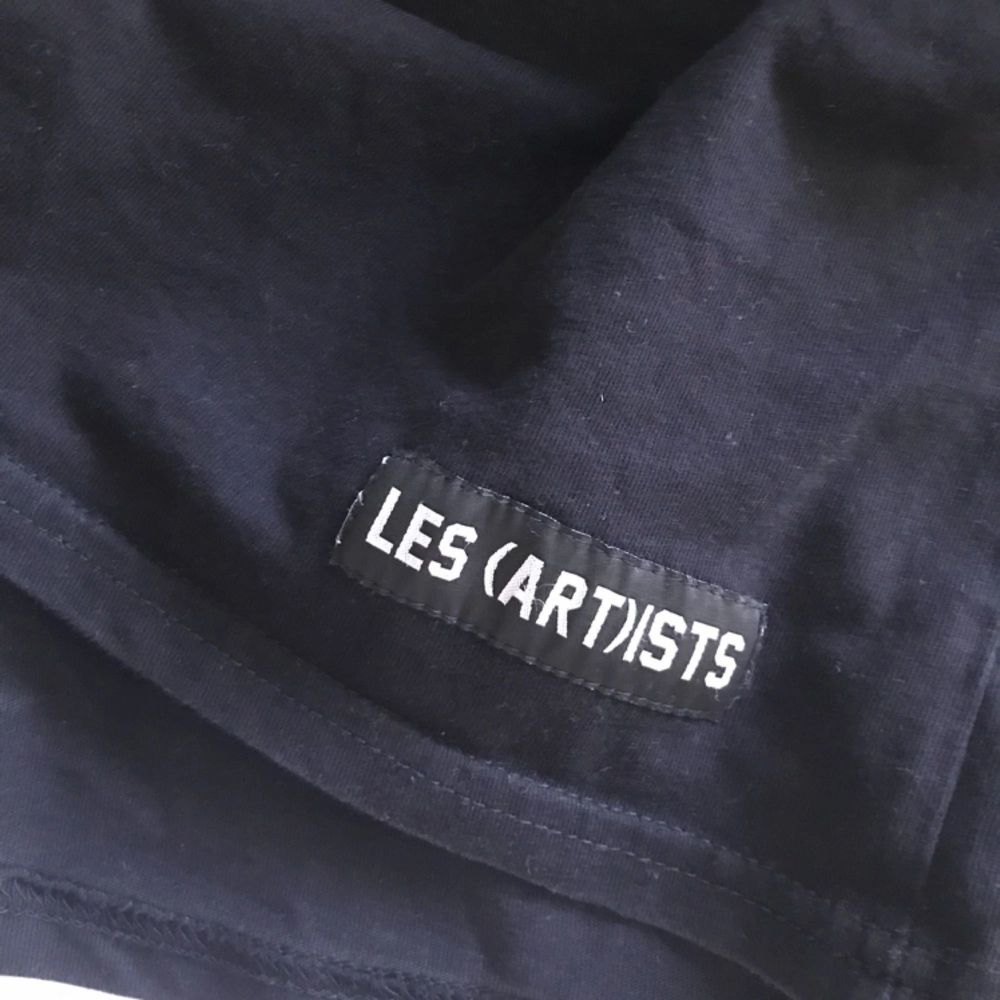 T-shirt från Les Artists köpt 2017 på NK för 500kr. Använd ca. 5 ggr. Den är i storlek medium och passar som en medium brukar, är 187 cm så tröjan är kanske något längre än normalt. Även snygg oversize. . T-shirts.