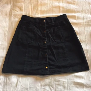  - Fin svart kjol från Monki. Fint skick, vissa knappar är lite slitna men inget ma tänker på! Fraktas eller möts upp i Linköping
