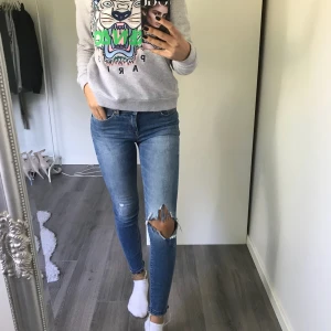  - Snygga jeans med ett hål i knät, knappt använda. Storlek 34 passar även 36.