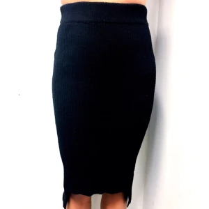  - Stickad pennkjol i storlek XS (passar även S) från Gina Tricot säljes för 50kr, frakt tillkommer. Kan även mötas upp i Malmö. Betalning sker via swish.