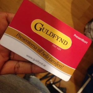  - Presentkort från Guldfynd laddat med 500kr. Då jag inte har ett behov av att köpa smycken så säljer jag kortet. Jag följer såklart med till butik för att säkerställa att pengar finns på kortet. 