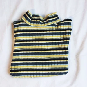  - Står storlek S i men jag är storlek L och ni ser på bilden hur den sitter på mig! Begagnad för mig med men fint skick. Från Monki. Priset är exklusive frakt. 