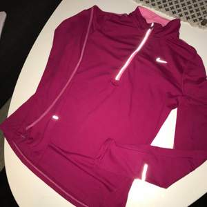Rosa Nike tröja storlek S. Knappt använd.