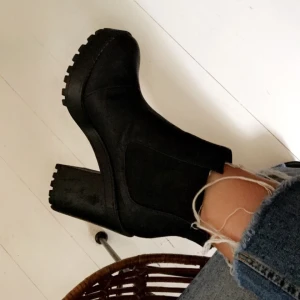  - Säljer dessa skor eftersom att dom inte används tillräckligt🌹 svinsnygga nu till hösten🌹 det är en storlek 40 men skulle säga att dom är 39🌹   Kan mötas upp i Stockholm, kan även skicka dem🌹