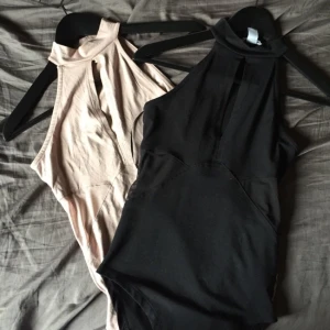  - Två bodys, en svart och en gammelrosa/beige Aldrig använda men provade.  Säljer båda för 100 kr.