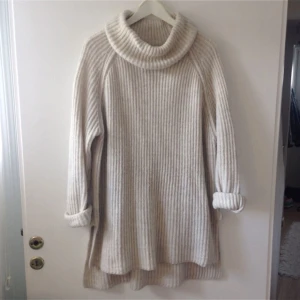  - Supermysig oversized cardigan i off white. Perfekt till höst och vinter 🍁 