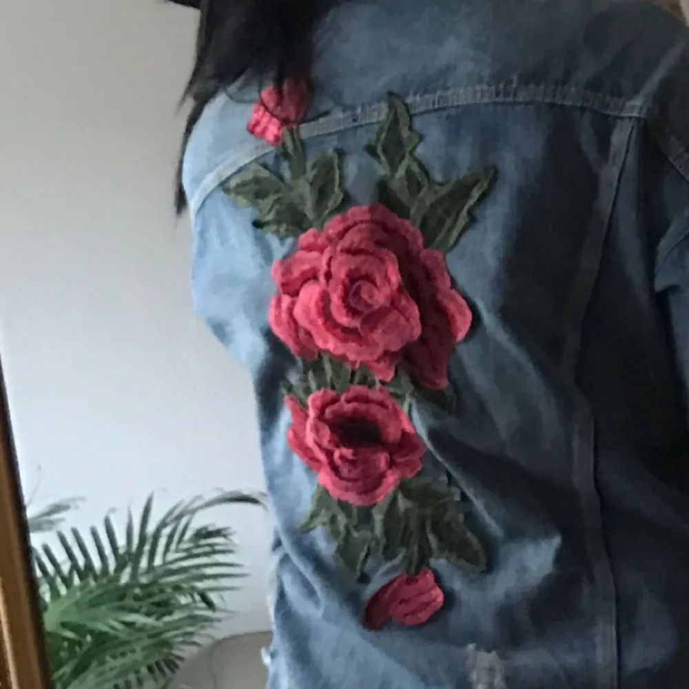 Unik jeansjacka med blommor från JFR. . Jackor.
