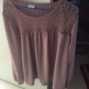  - Superfin romantisk blus i gammelrosa färg. Sitter jättefint på! 🌸 frakt på 28kr tillkommer!