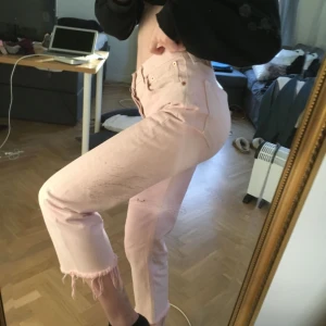  - Rosa mumfit-jeans från Urban Outfitters, märket Levis. Midja strl: 31 Längd strl: 34 Använda 1-2 ggr, som nyköpta. ink.pris 700kr. Jag är 175cm lång och såhär sitter dom på mig😁👍 (Betalning kan även ske via swish)