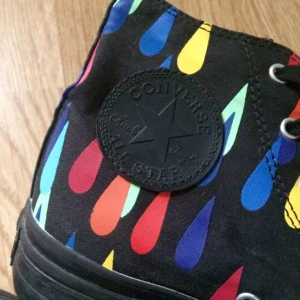  - 🌧Udda & häftiga skor från Converse i samarbete med Marimekko! Trendig högre sula, vackert mönstrade. Storlek 38. Canvas & gummi. Knappt använda, superfint skick! Frakt: +53kr spårbart 🌧