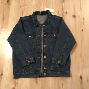 - Säljer en jeansjacka från Monki i nyskick, aldrig använd och prislapp sitter fortfarande kvar. Org pris 500 SEK. Jackan är oversized och armarna är lite kortare än vanligt, men sitter fint ändå 💕 Köparen står för pris inkl frakt