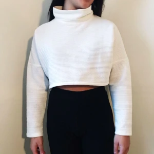  - Cropped polotröja från Monki. Säljes för 80kr, frakt tillkommer.  Betalning sker via swish