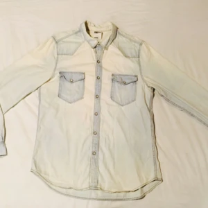  - Regular fit Ljus sjeansskjorta med pärknappar, knappt använd. 
