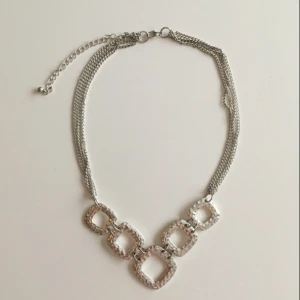  - fint silverhalsband. som man ser på andra bilden så är det pyttelite avskaft, därav priset, det syns dock inte när man har på sig det. kmr lägga upp många annonser närmsta tiden och ju fler plagg du vill ha, desto större mängdrabatt får du. möts upp i sthlm eller skickar om du betalar frakten.