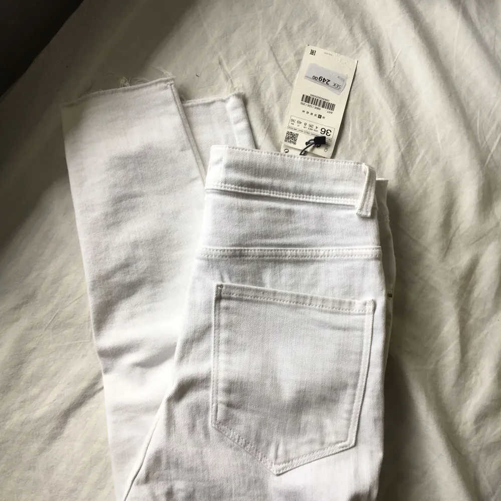 Helt nyköpta oanvända vita jeans från zara, frakt ingår.. Jeans & Byxor.