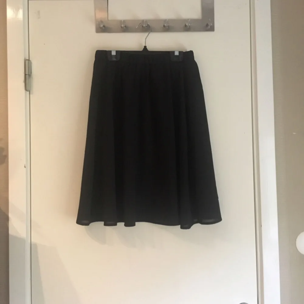Midi-lång, svart, kjol från H&M! Aldrig använd! Insåg att det ej var min stil! Nyskick! Köparen står för frakten! . Kjolar.