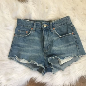  - Oanvända jeans shorts.  Passar mig som normalt är 34/36 Strl 34  Pris 100kr 