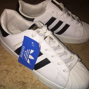  - Säljer mina adidas skor som Jag har fått i present!  Står ingen exakt storlek på dom men dom skulle kunna passa en 39 eller 40. Tror inte dom är äkta! 