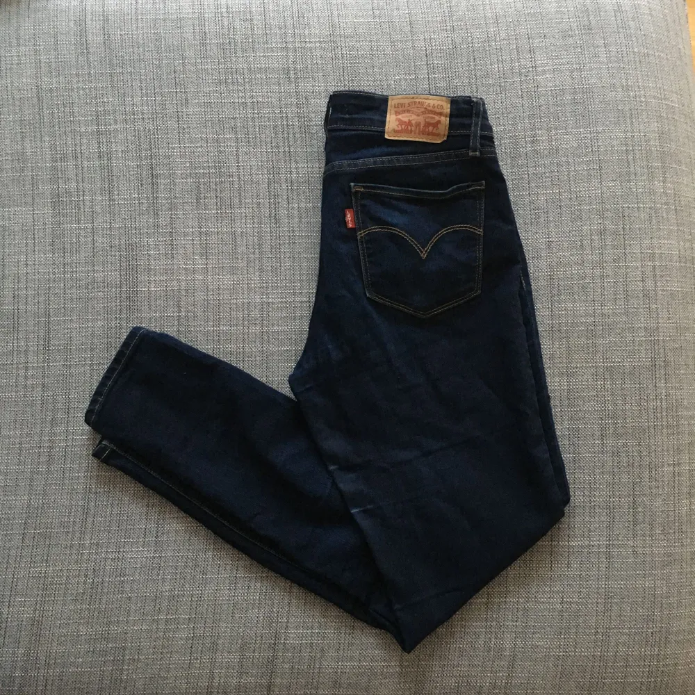 Blå Skinny Levi’s 711 jeans i storlek 26. Jeans & Byxor.