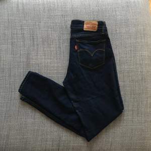 Blå Skinny Levi’s 711 jeans i storlek 26