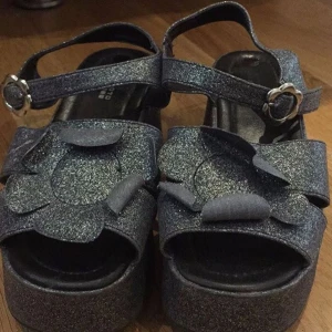  - gamla snygga skor som tyvärr är för små för mig och därför säljs. 