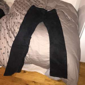 Svarta boot cut jeans. Står storlek 26/32 men dem är uppsydda så dem är 26/30. 