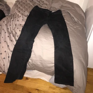  - Svarta boot cut jeans. Står storlek 26/32 men dem är uppsydda så dem är 26/30. 