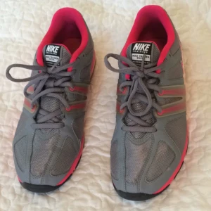  - Träningsskor från Nike. De perfekta gymskorna! 💪🏼  Mycket sparsamt använda då de är något smala i tån för mig. De få gånger de använts har varit inomhus. 