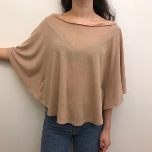  - Beige fin tröja i storlek S. OBS! Det vita strecket som syns på tröjan är endast ett streck från strykningen av tröjan och är alltså inget som är där permanent. Tröjan är i mycket bra skick. Hämtas i Uppsala eller fraktas till önskad adress ✨