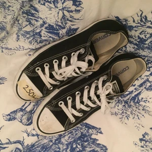  - Svarta låga Converse. Superfint skick, samt billigt pris. Endast använda ett fåtal gånger. Köpare står för frakt 🍁