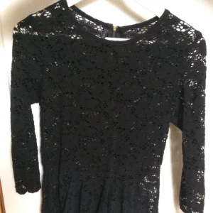  - Oanvänd topp med volang nertill. 