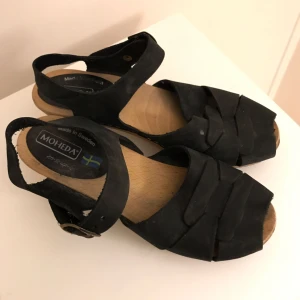  - Äkta Moheda sko. Liten klack. Använda en sommar, men bra skick. Frakt tillkommer 