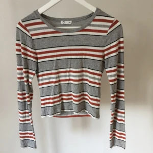  - En mönstrad tröja med roströda, vita och svarta ränder från Cubus. Den är nopprig på underarmarna och lite på mage, men det kan man fixa om man har noppborttagare. Jag säljer alla mina toppar för 3för2 :)