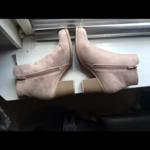  - Gammalrosa pumps som är använda va 2 gånger men tyvärr fått en liten svart prick (syns på bilden). Man tänker inte alls på den irl. Säljer pga att jag går dåligt i klack